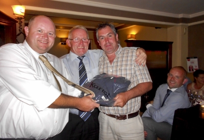 Jed Thompson
Captain Jonathan Smith and sponsor Gay Smith presenting some prize or other to Jed Thompson.
(who's yer man on the right?)
