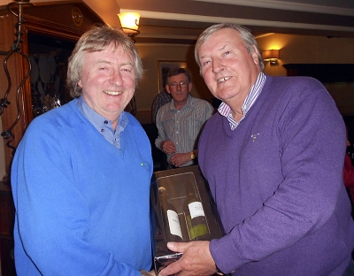 Mick McKenna & Ray Devlin
Sponsor Mick McKenna presenting the prize for second in Class 3 to Ray Devlin.
