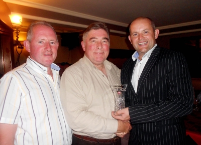 Jim Murray - 3rd in Class 3
President Jim Murray is presented with his prize by sponsor Peter Smith and Captain Jason Smith
