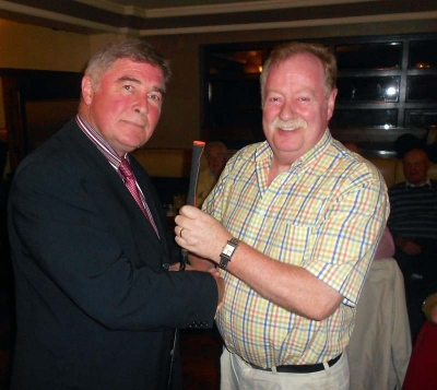 President Jim Murray presents his prize for Best Back 9 to Dan O'Shea
