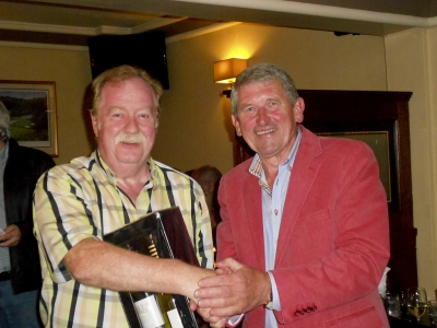 Dan O'Shea
Dan getting his prize for the best Front 9 from President Eamon Field. Dan had 23 points on the front but he must have a a few pints at the turn because his back nine wasn't quite as good!
