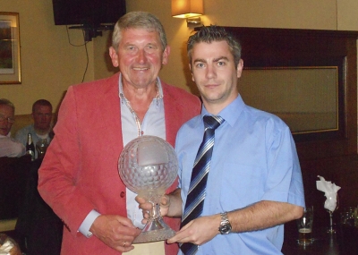 The Winner!
Eamon Field presenting the President's Prize to Kevin Kilduff who came home with a magnificent score of 41 points
