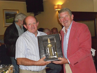 Leo Harte
President Eamon Field presenting his prize to Leo Harte, winner of Category 2
