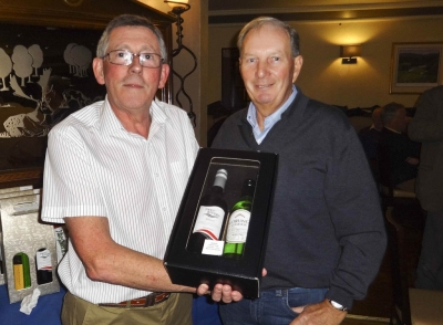 Pat Holmes
Captain Noel Murray presents the prize for Best Front 9 to Pat Holmes
